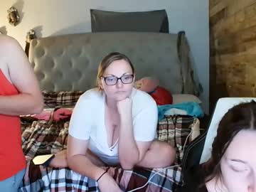 couple Straight And Lesbian Sex Cam with alissapaige2005