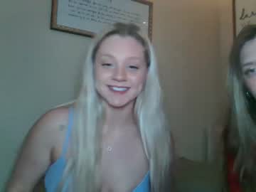 couple Straight And Lesbian Sex Cam with 2prettylittlething2