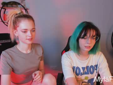 couple Straight And Lesbian Sex Cam with hungry_olive