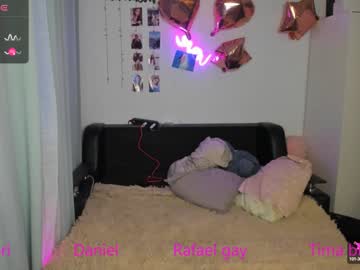 couple Straight And Lesbian Sex Cam with behollihot